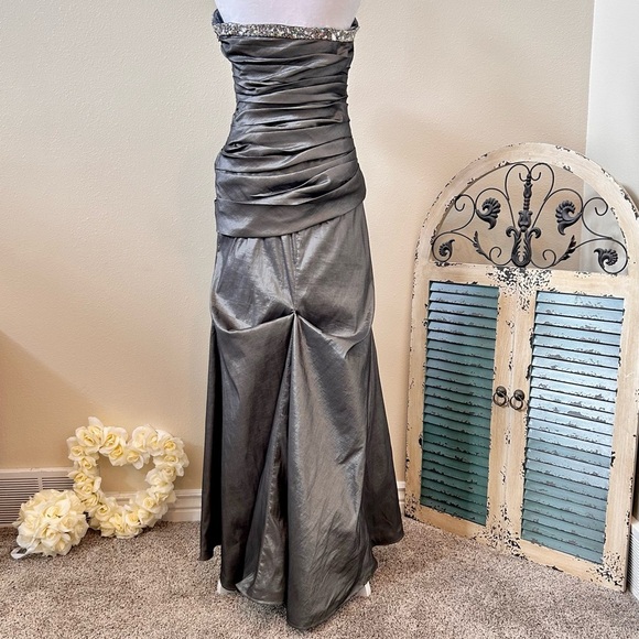 LUXE GIGI by La Femme NWOT $400 Strapless Evening Gown Jeweled size 16 - Picture 8 of 16